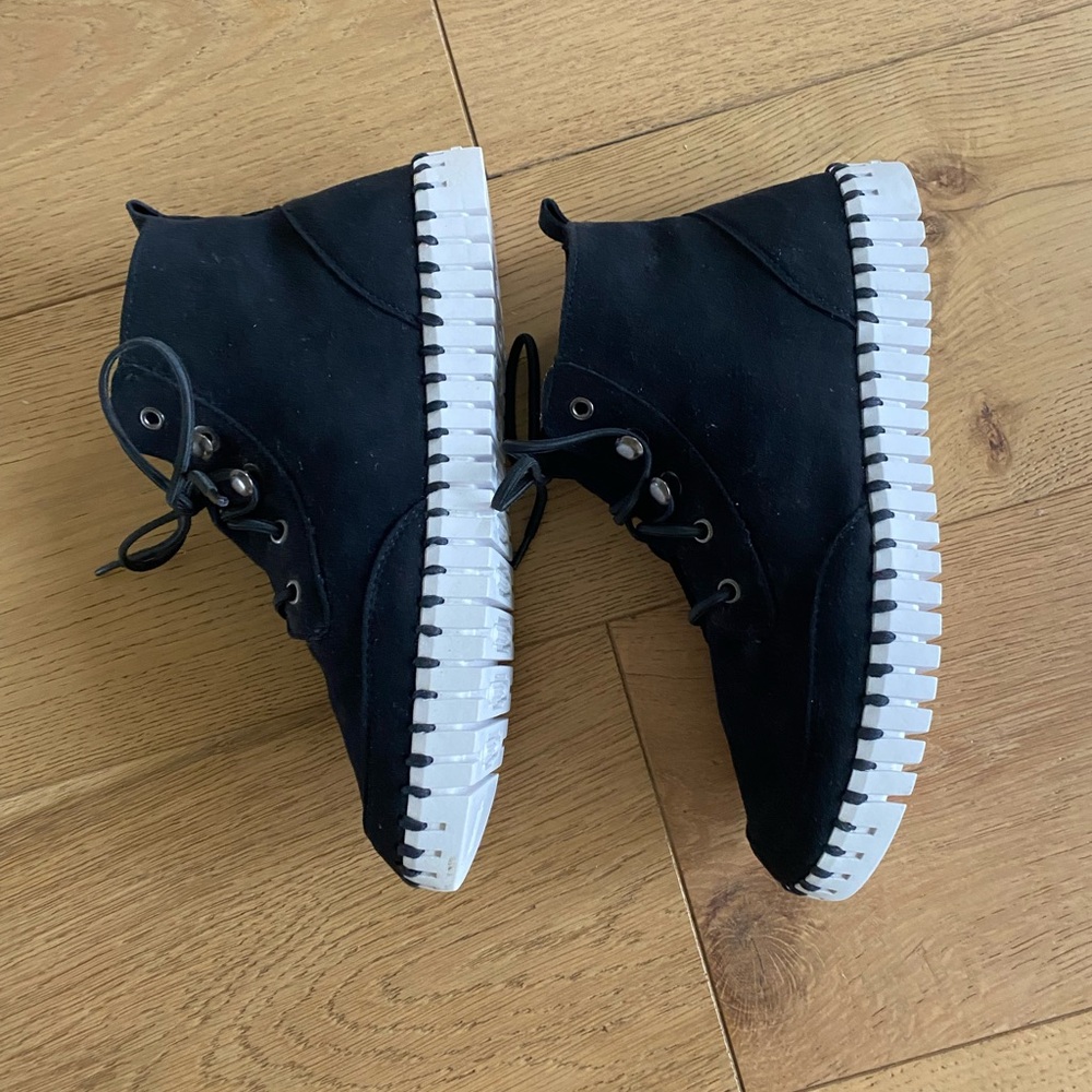 Ilse Jacobsen Black Ankle Booties with White Ridged Outsole